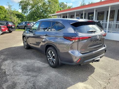 Used 2024 Toyota Highlander XLE FWD image 3