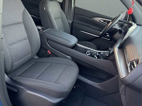 Used 2025 Chevrolet Traverse LT image 17