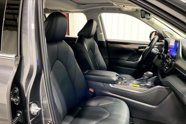 Used 2023 Toyota Highlander Limited AWD/4WD image 7