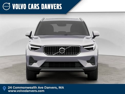 Certified 2025 Volvo XC40 B5 Core image 1