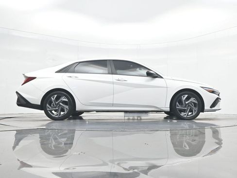 Used 2025 Hyundai Elantra SEL FWD image 36