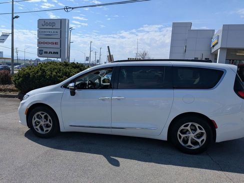 Used 2023 Chrysler Pacifica Limited image 9