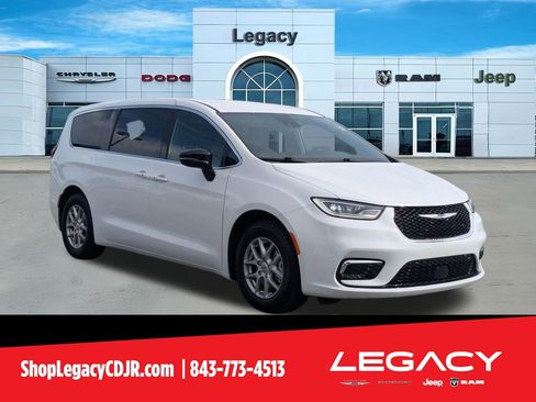 Used 2025 Chrysler Pacifica Select FWD image 1