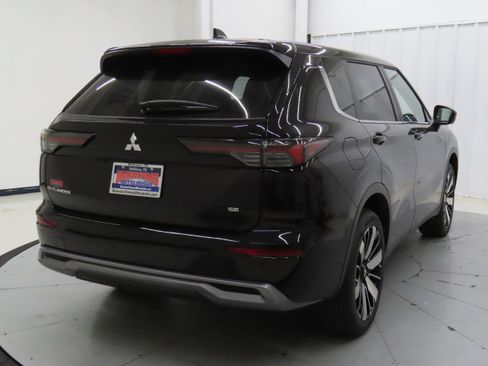 New 2025 Mitsubishi Outlander SE image 3