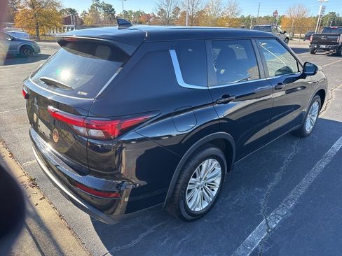 Used 2024 Mitsubishi Outlander ES image 3