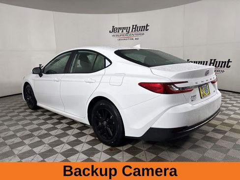 Used 2025 Toyota Camry SE image 7