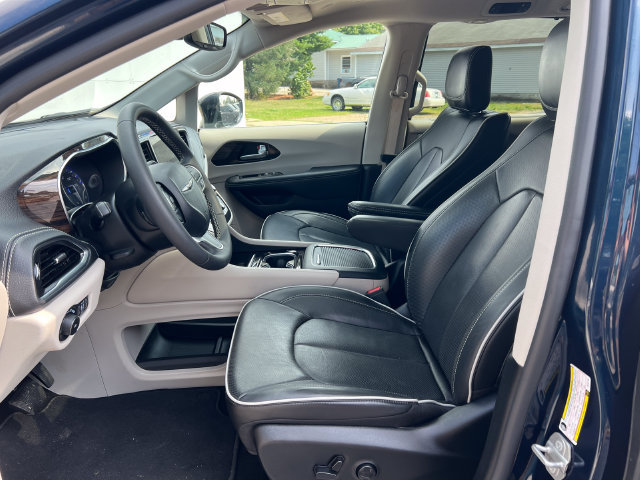 Used 2024 Chrysler Pacifica Limited FWD image 4