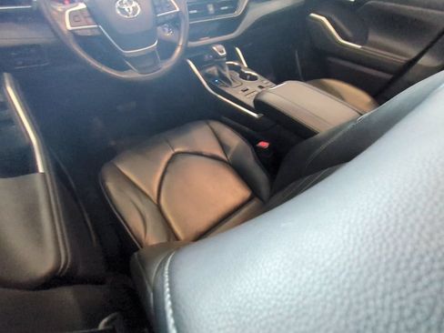 Used 2023 Toyota Highlander XLE AWD/4WD image 23