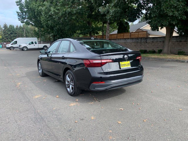 Used 2024 Volkswagen Jetta SE FWD image 3
