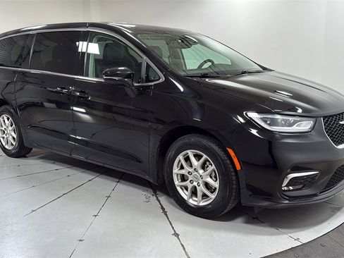 Used 2024 Chrysler Pacifica Touring-L image 3