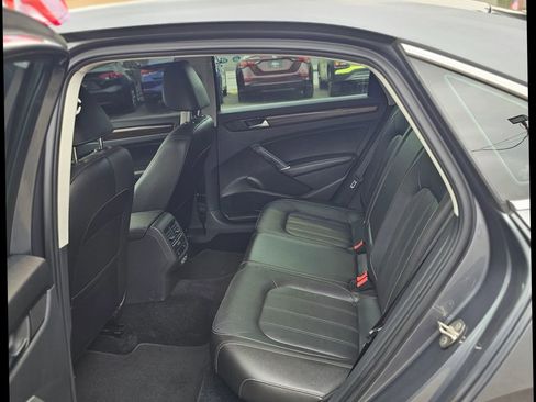 Used 2022 Volkswagen Passat 2.0T image 8