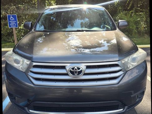 Used 2013 Toyota Highlander FWD image 2