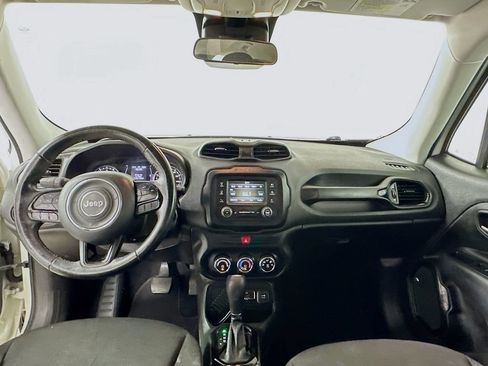 Used 2017 Jeep Renegade Altitude FWD image 3