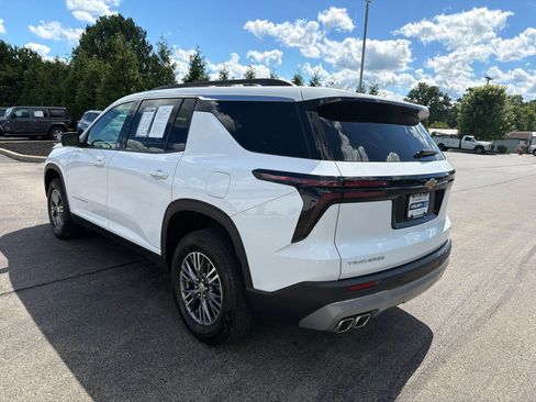 Used 2024 Chevrolet Traverse LT FWD image 3