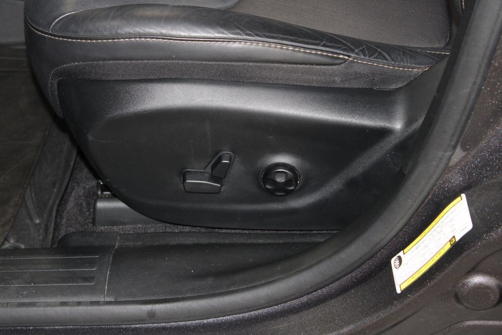Used 2018 Jeep Cherokee Latitude Plus FWD image 19