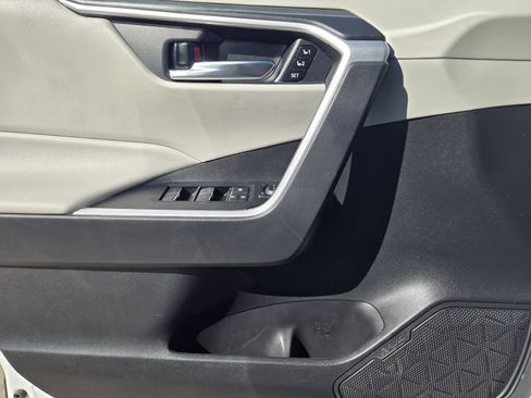 Used 2022 Toyota RAV4 XLE Premium image 26