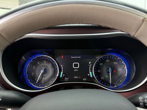 Used 2020 Chrysler Pacifica Limited image 61