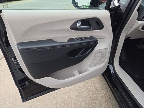 Used 2024 Chrysler Pacifica Touring-L FWD image 29