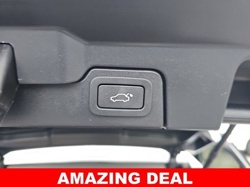 Used 2019 Land Rover Range Rover Evoque SE Premium image 13