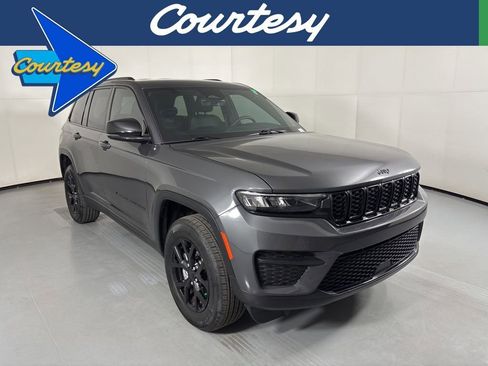 Used 2025 Jeep Grand Cherokee Altitude AWD/4WD image 1