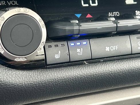 Used 2025 Toyota Tundra Limited AWD/4WD image 27