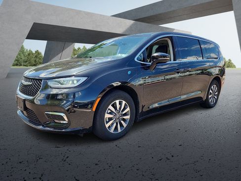 Used 2024 Chrysler Pacifica Limited FWD image 3