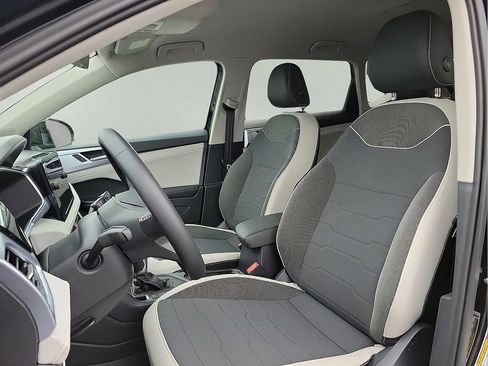 Used 2025 Volkswagen Taos SE image 11