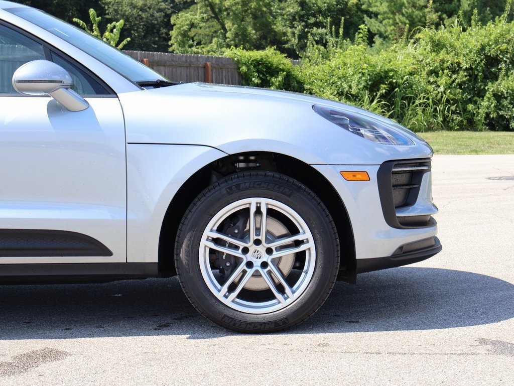 Certified 2025 Porsche Macan AWD/4WD image 10