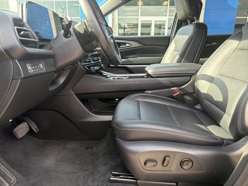 Used 2025 Chevrolet Traverse LT AWD/4WD image 17