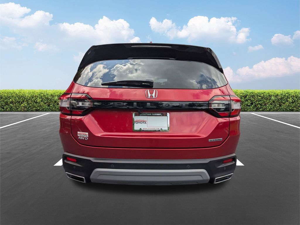 Used 2025 Honda Pilot Touring image 3