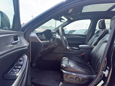 Used 2024 Jeep Grand Cherokee Limited w/ Luxury Tech Group II AWD/4WD image 11