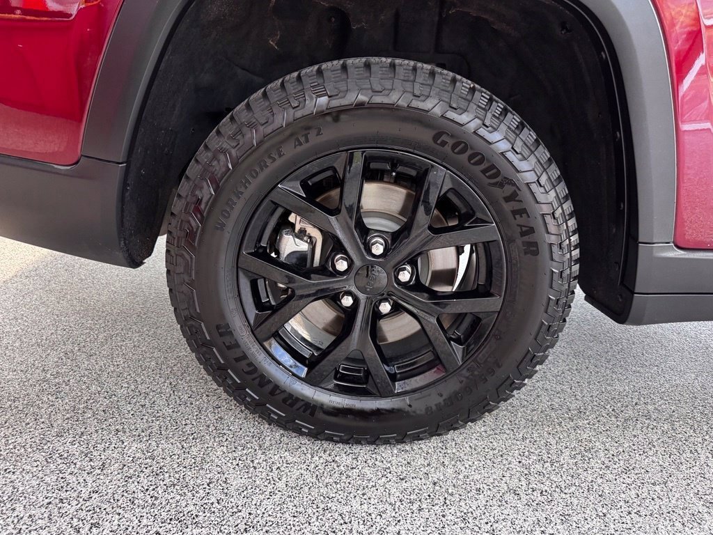 Used 2024 Jeep Grand Cherokee L Altitude AWD/4WD image 11