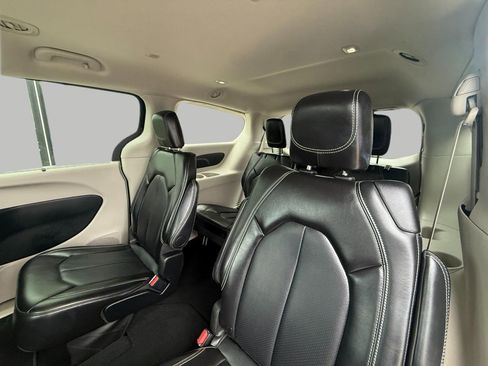 Used 2024 Chrysler Pacifica Touring-L image 28