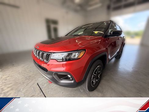 Used 2025 Jeep Compass Trailhawk AWD/4WD image 16