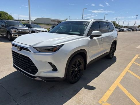 Used 2024 Toyota Grand Highlander AWD image 3