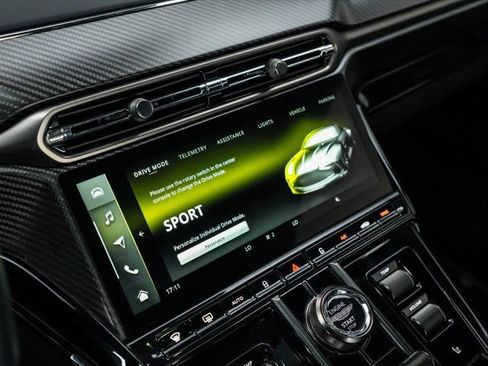 Used 2025 Aston Martin V8 Vantage Coupe image 25