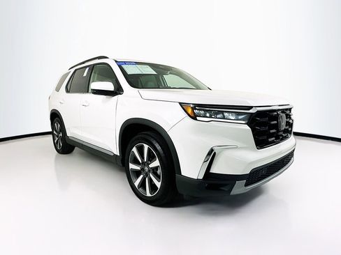 Certified 2025 Honda Pilot Touring image 3