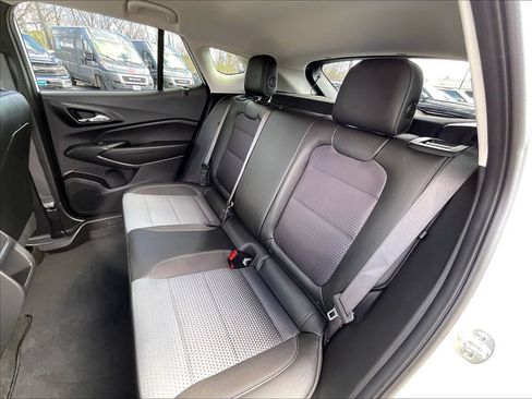 Used 2025 Chevrolet Trax LT w/ LT Convenience Package FWD image 14