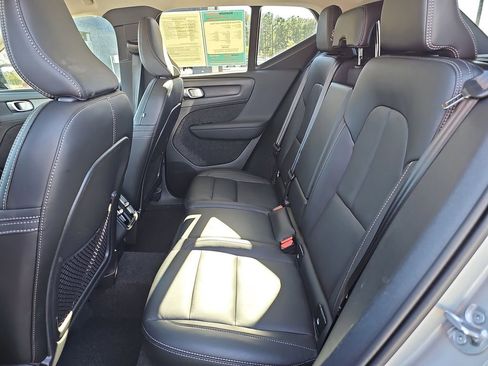 Used 2025 Volvo XC40 B5 Plus image 19