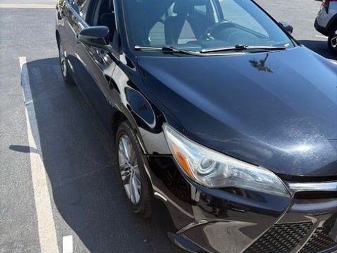 Used 2016 Toyota Camry SE w/ Moonroof Package FWD image 1