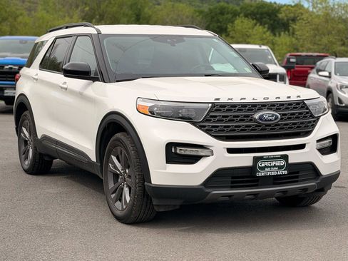 Used 2023 Ford Explorer XLT w/ XLT Sport Appearance Package AWD/4WD image 3