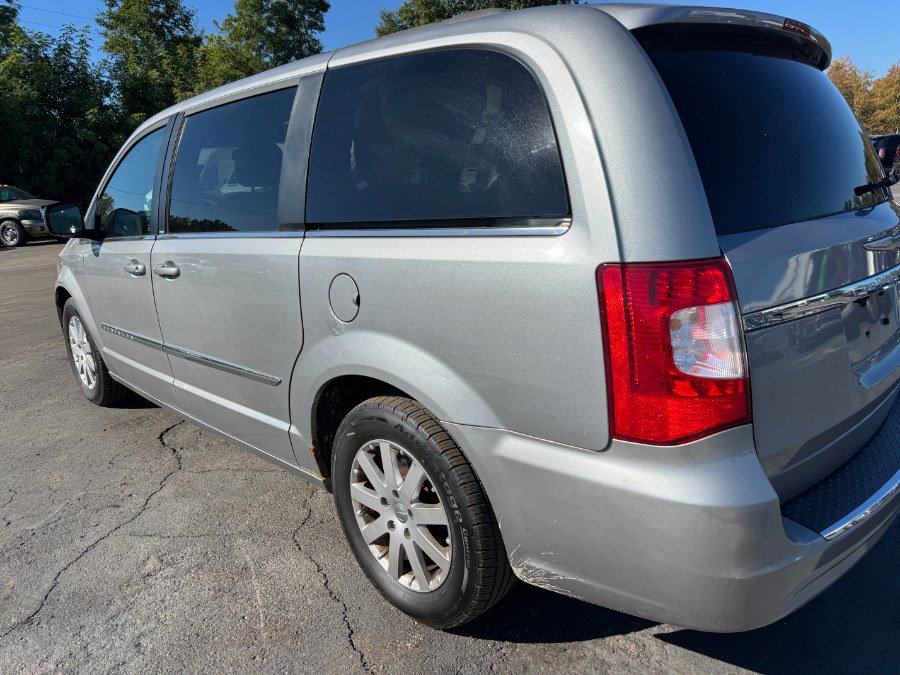 Used 2014 Chrysler Town & Country Touring FWD image 10