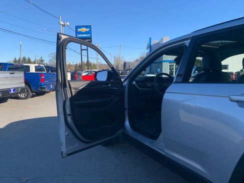 Used 2023 Jeep Grand Cherokee Altitude image 15