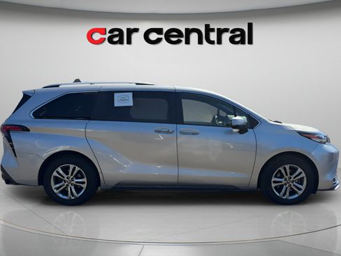 Used 2022 Toyota Sienna Platinum AWD/4WD image 6