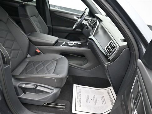 Used 2025 Volkswagen Atlas Cross Sport SE image 9