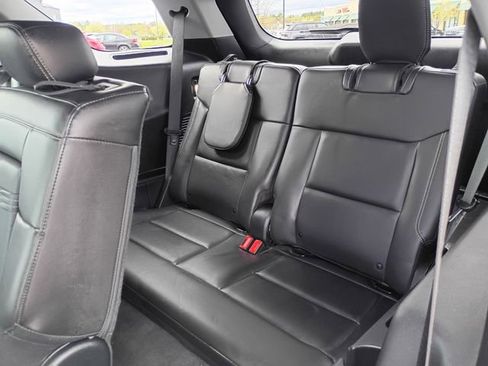 Used 2022 Ford Explorer XLT w/ Equipment Group 202A AWD/4WD image 18