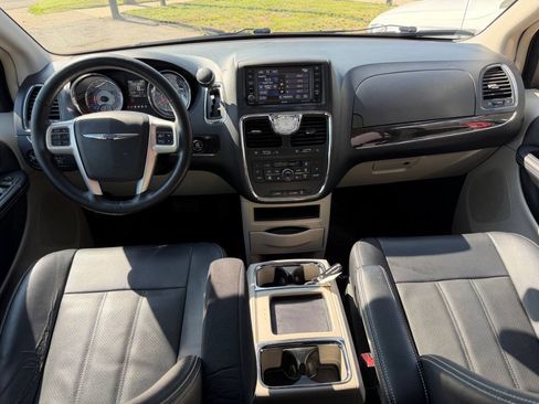 Used 2015 Chrysler Town & Country Touring-L w/ Driver Convenience Group FWD image 12