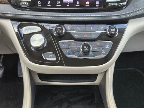 Used 2023 Chrysler Pacifica Limited FWD image 18