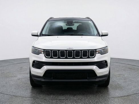 Used 2025 Jeep Compass Trailhawk image 2