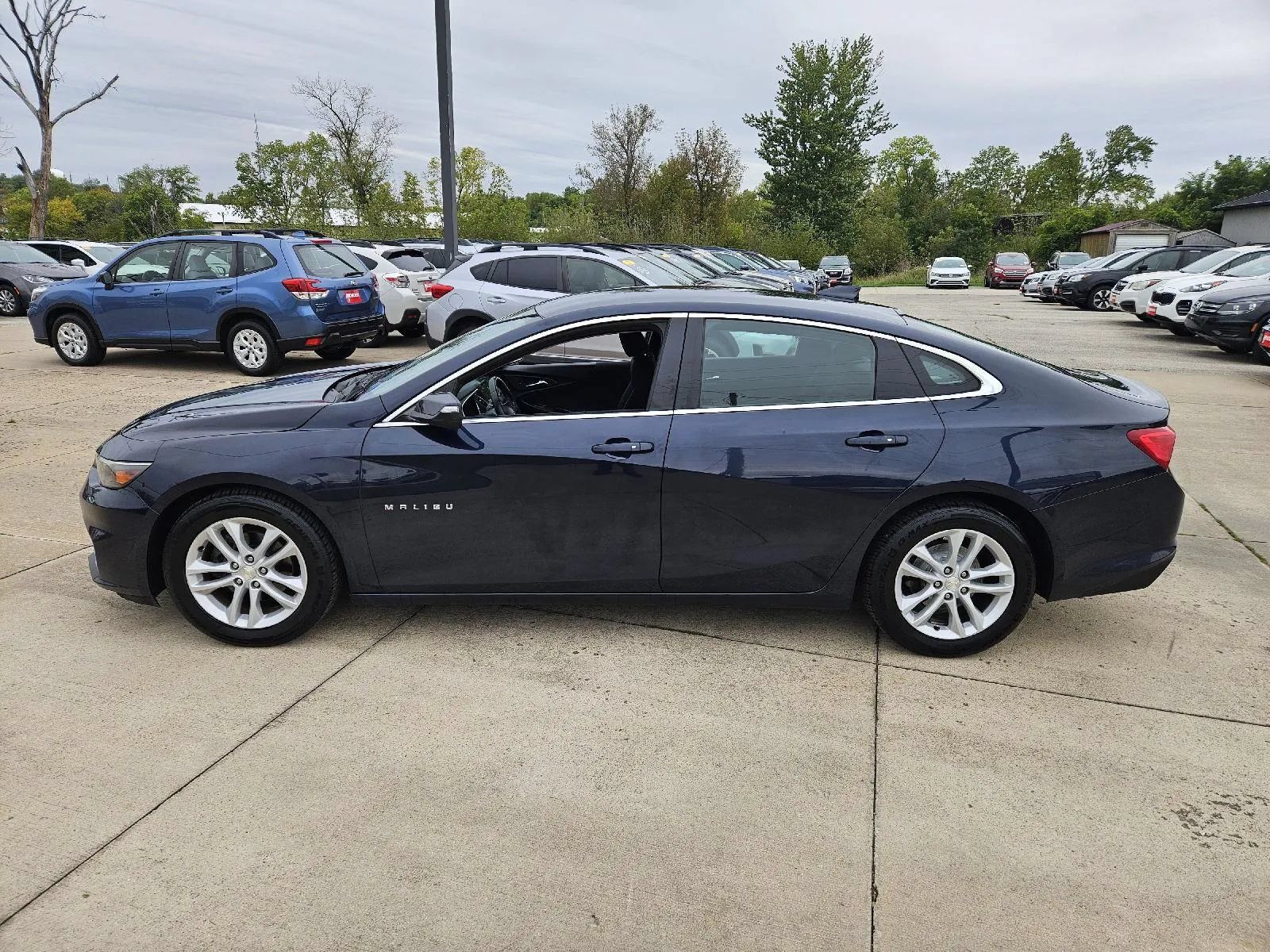Used 2017 Chevrolet Malibu LT FWD image 5